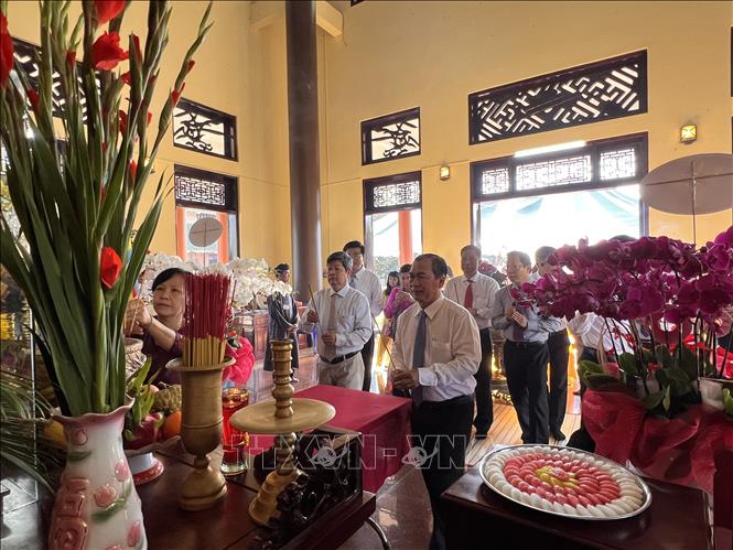 Người dân đến viếng tại Lễ Giỗ lần thứ 151 của danh nhân văn hóa Thủ khoa Bùi Hữu Nghĩa. Ảnh: Ánh Tuyết - TTXVN