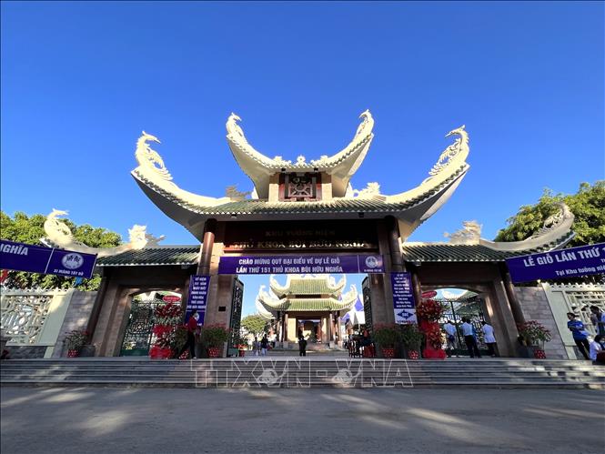 Cổng tam quan Khu tưởng niệm danh nhân văn hóa Thủ khoa Bùi Hữu Nghĩa. Ảnh: Ánh Tuyết - TTXVN