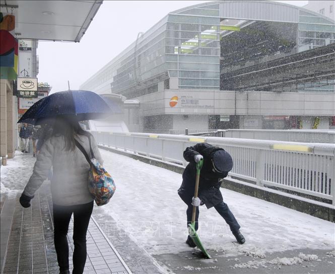 Người dân dọn tuyết trên đường phố tại Tokyo, Nhật Bản, ngày 10/2/2023. Ảnh: Kyodo/ TTXVN