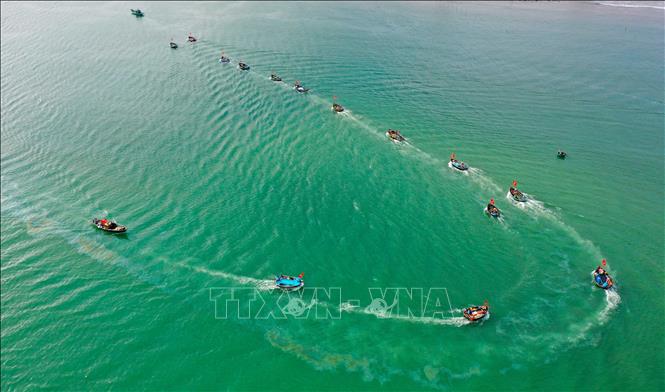 Fishermen start a journey after the festival’s major ceremony. VNA Photo: Trần Lê Lâm 