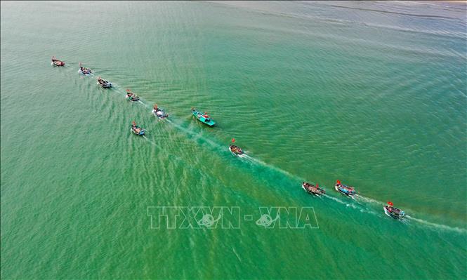 Fishermen start a journey after the festival’s major ceremony. VNA Photo: Trần Lê Lâm 