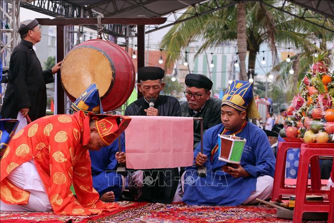 Elderly fisherman performs rituals before palanquin procession. VNA Photo: Trần Lê Lâm 