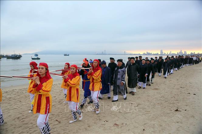 Opening ceremony: A procession of the god of the sea is carried by local fishermen as a prelude for the fishing festival in Da Nang. VNA Photo: Trần Lê Lâm 