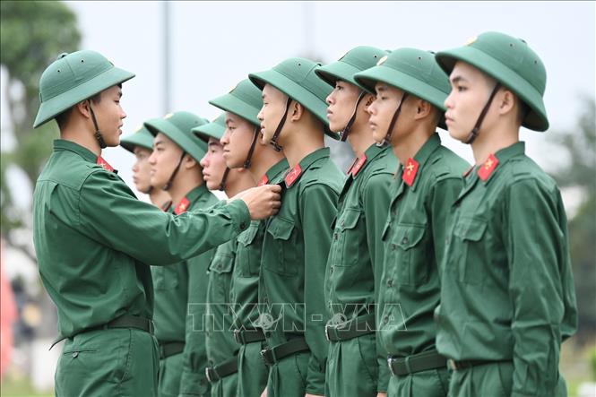 Trong ảnh: Tiểu đội trưởng đơn vị gần gũi hướng dẫn, chỉ bảo tận tình cho chiến sĩ mới nhập ngũ về đơn vị. Ảnh: Thanh Vân-TTXVN