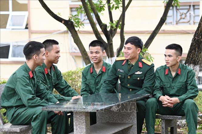 Trong ảnh: Cán bộ đại đội cùng trao đổi tâm tư, tình cảm đối với chiến sĩ mới. Ảnh: Thanh Vân-TTXVN