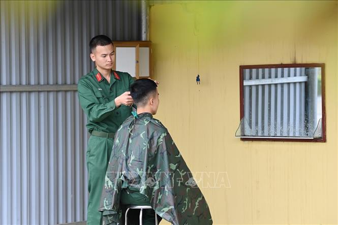 Trong ảnh: Cắt tóc cho đồng đội cũng là một trong những nội dung được triển khai cho chiến sĩ mới khi về đơn vị. Ảnh: Thanh Vân-TTXVN