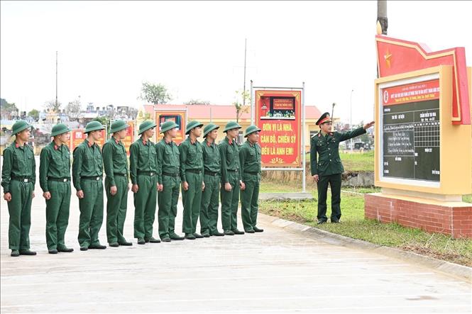Trong ảnh: Cán bộ đại đội giới thiệu truyền thống đơn vị. Ảnh: Thanh Vân-TTXVN