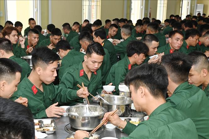 Trong ảnh: Bữa cơm của các tân binh tại Trung đoàn 244 (Bộ CHQS tỉnh Quảng Ninh). Ảnh: Thanh Vân-TTXVN

