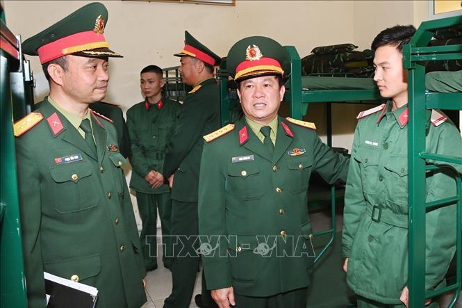 Trong ảnh: Đại tá Khúc Thành Dư, Chỉ huy trưởng Bộ CHQS tỉnh Quảng Ninh (người ở giữa) thăm hỏi các tân binh. Ảnh: Thanh Vân-TTXVN