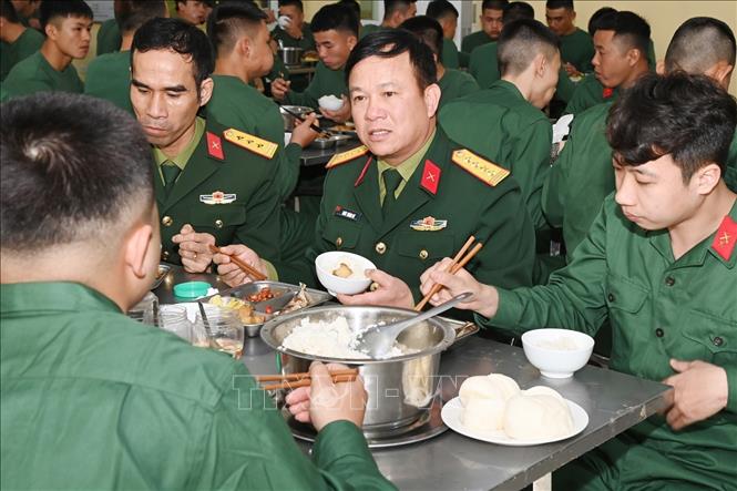 Trong ảnh: Đại tá: Khúc Thành Dư, Chỉ huy trưởng Bộ CHQS tỉnh Quảng Ninh ăn cơm cùng các tân binh. Ảnh: Thanh Vân-TTXVN
