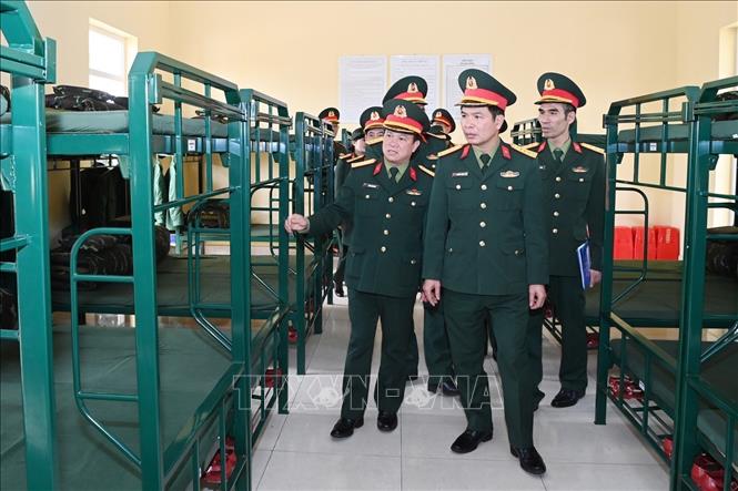 Trong ảnh: Lãnh đạo Bộ CHQS tỉnh Quảng Ninh kiểm tra nơi nghỉ của các tân binh. Ảnh: Thanh Vân-TTXVN