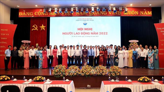 Trong ảnh: Tổng Giám đốc Thông tấn xã Việt Nam Vũ Việt Trang cùng tập thể lãnh đạo, người lao động Công ty TNHH Một thành viên Itaxa tại Hội nghị Người lao động năm 2022. Ảnh: Hồng Đạt - TTXVN
