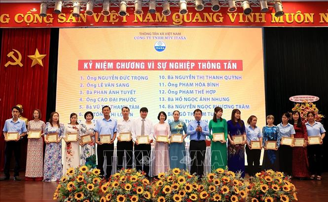 Trong ảnh: Các cá nhân của Công ty TNHH Một thành viên Itaxa nhận Kỷ niệm chương “Vì sự nghiệp Thông tấn” nhân Hội nghị Người lao động năm 2022.  Ảnh: Hồng Đạt - TTXVN
