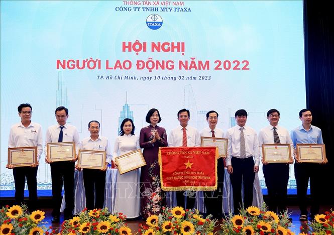 Trong ảnh: Các cá nhân xuất sắc của Công ty TNHH Một thành viên Itaxa được Tổng Giám đốc Thông tấn xã Việt Nam tặng Bằng khen. Ảnh: Hồng Đạt - TTXVN
