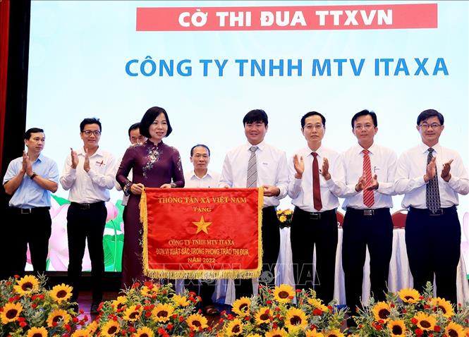 Trong ảnh: Tổng Giám đốc Thông tấn xã Việt Nam Vũ Việt Trang trao Cờ Thi đua cho Công ty TNHH Một thành viên Itaxa. Ảnh: Hồng Đạt - TTXVN
