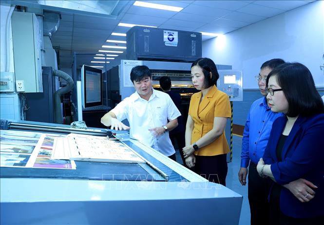 Trong ảnh: Tổng Giám đốc Thông tấn xã Việt Nam Vũ Việt Trang thăm Nhà in Công ty TNHH Một thành viên Itaxa. Ảnh: Hồng Đạt - TTXVN
