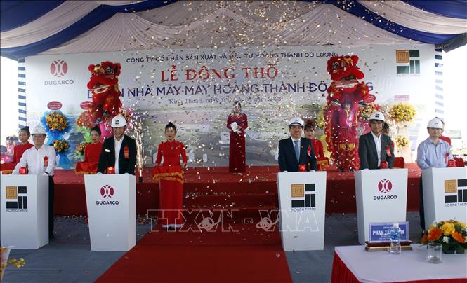 Các đại biểu thực hiện nghi thức động thổ dự án. Ảnh: Công Thử - TTXVN
