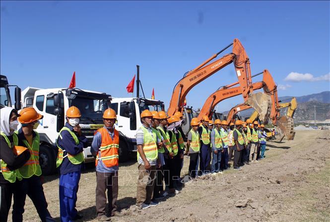 Các đơn vị thi công triển khai thực hiện dự án. Ảnh: Công Thử - TTXVN