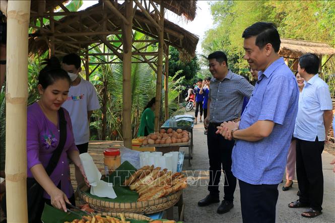 Chủ tịch UBND tỉnh Đồng Tháp Phạm Thiện Nghĩa tham quan, hỏi thăm tình hình kinh doanh của người dân tại chợ quê cồn Tân Thuận Đông. Ảnh: Nhựt An - TTXVN
