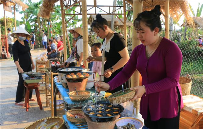 Nhiều món bánh dân gian và món ăn đồng quê được bày bán tại chợ quê cồn Tân Thuận Đông. Ảnh: Nhựt An - TTXVN