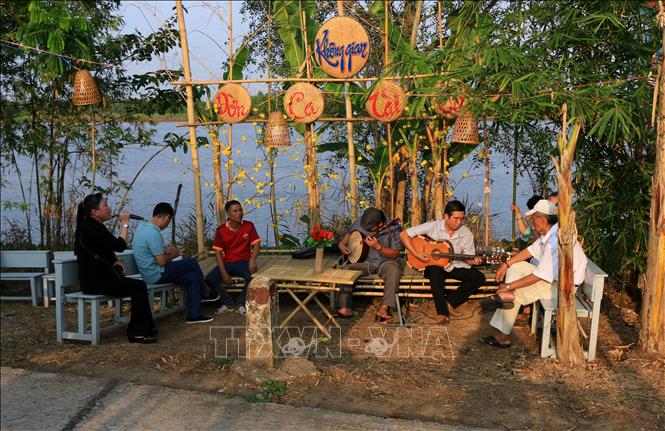 Tại chợ quê cồn Tân Thuận Đông có không gian đờn ca tài tử. Ảnh: Nhựt An - TTXVN