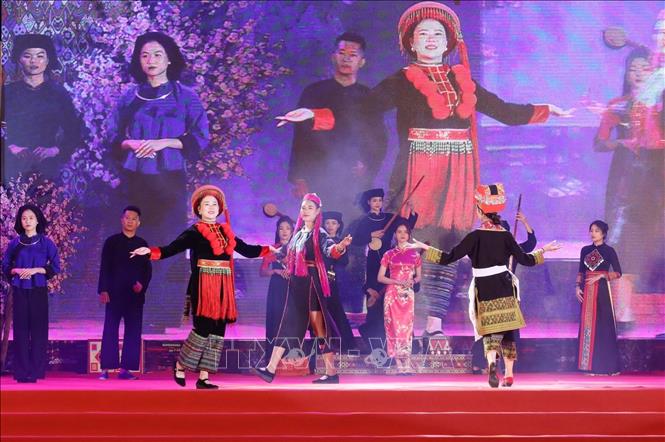 Trình diễn trang phục các dân tộc Lạng Sơn với chủ đề “Sắc màu Xứ Lạng”. Ảnh: Anh Tuấn – TTXVN