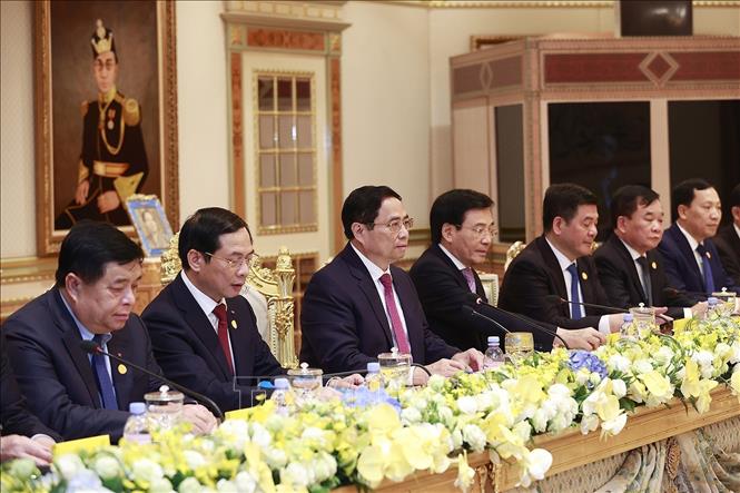 PM Pham Minh Chinh and the Vietnamese delegation at the talks. VNA Photo: Dương Giang