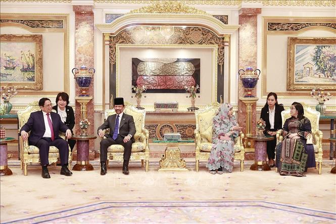 Prime Minister Pham Minh Chinh and his wife meet with Sultan of Brunei Haji Hassanal Bolkiah and his Queen  VNA Photo: Dương Giang