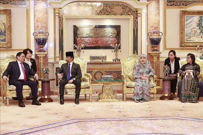 Prime Minister Pham Minh Chinh and his wife meet with Sultan of Brunei Haji Hassanal Bolkiah and his Queen  VNA Photo: Dương Giang
