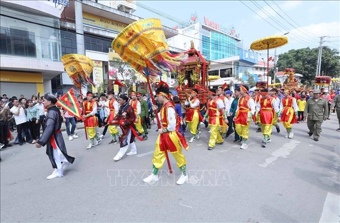 Đoàn rước đi vòng qua các dãy phố tại thành phố Lạng Sơn từ đền Kỳ Cùng lên đền Tả Phủ. Ảnh: Anh Tuấn – TTXVN