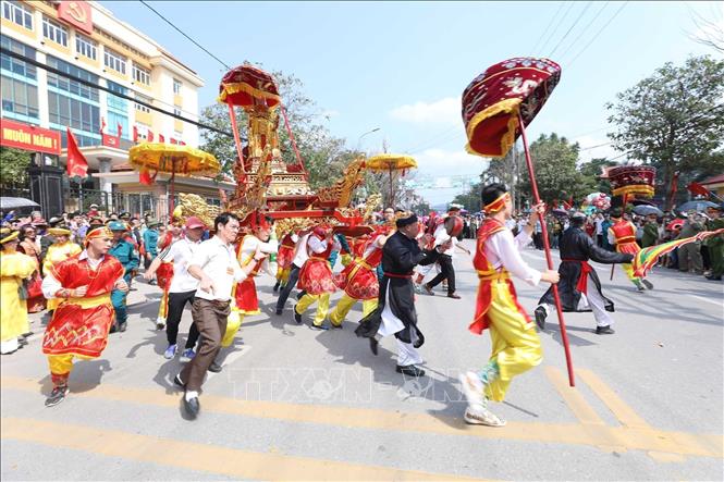 Đoàn rước đi vòng qua các dãy phố tại thành phố Lạng Sơn từ đền Kỳ Cùng lên đền Tả Phủ. Ảnh: Anh Tuấn – TTXVN