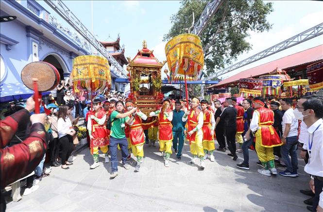 12h ngày 12/2 (chính Ngọ ngày 22 tháng Giêng), lễ rước kiệu ông Tuần Tranh từ Đền Kỳ Cùng lên tạ nghĩa với ông Thân Công Tài ở Đền Tả Phủ. Ảnh: Anh Tuấn – TTXVN