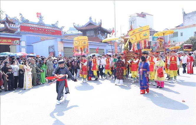 12h ngày 12/2 (chính Ngọ ngày 22 tháng Giêng), lễ rước kiệu ông Tuần Tranh từ Đền Kỳ Cùng lên tạ nghĩa với ông Thân Công Tài ở Đền Tả Phủ. Ảnh: Anh Tuấn – TTXVN