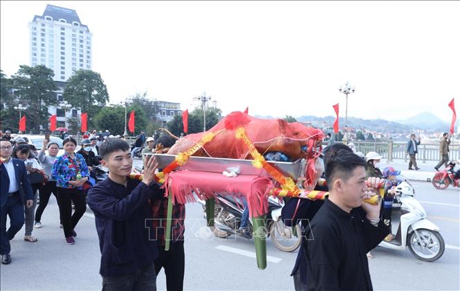 Các công ty, doanh nghiệp, hộ gia đình … rước đồ lễ về đền Kỳ Cùng ngày khai hội. Ảnh: Anh Tuấn – TTXVN