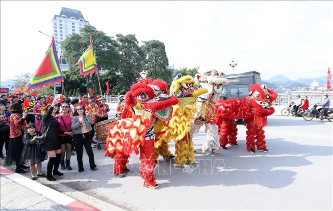 Các đội múa sư tử trên đường đến đền Kỳ Cùng ngày khai hội. Ảnh: Anh Tuấn – TTXVN