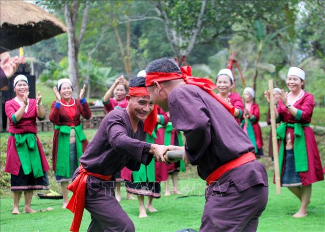 Trò chơi đẩy gậy của dân tộc Thổ tỉnh Thanh Hoá. Ảnh: Tuấn Đức - TTXVN