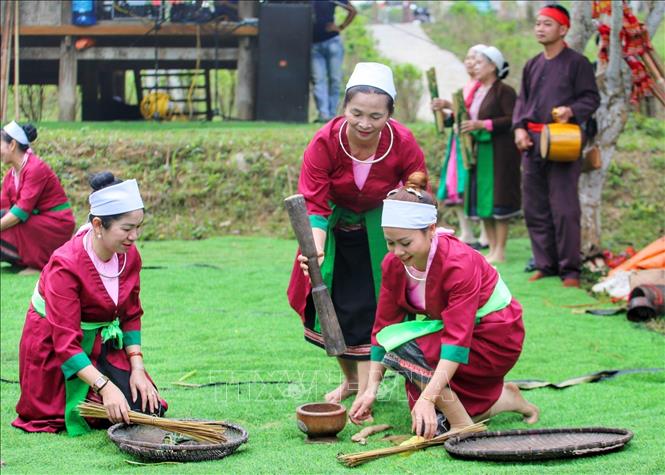 Trong nhịp sống hối hả, nhà nhà vẫn giữ việc giã gạo hàng ngày như một phần tất yếu của cuộc sống, vừa để bữa cơm thêm ngon, vừa lưu lại nét đẹp văn hoá của người Thổ tự bao đời. Ảnh: Tuấn Đức - TTXVN