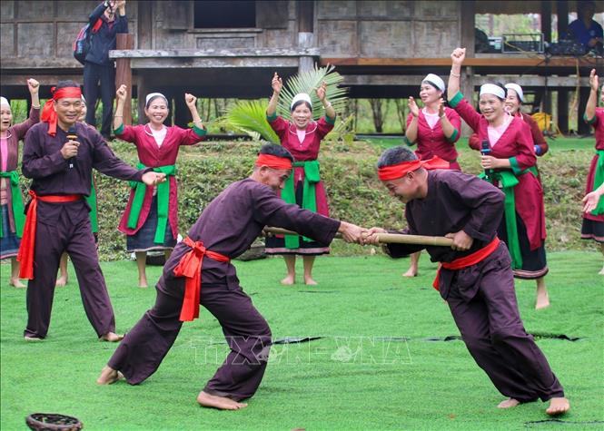 Trò chơi đẩy gậy của dân tộc Thổ tỉnh Thanh Hoá. Ảnh: Tuấn Đức - TTXVN