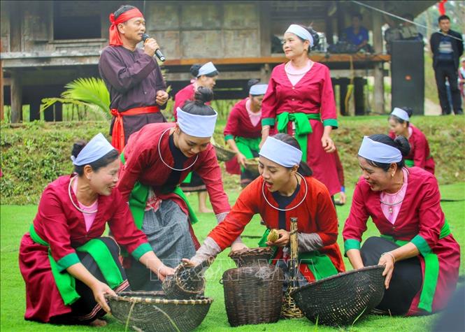 Tái hiện cảnh sinh hoạt hàng ngày của người Thổ tỉnh Thanh Hoá. Ảnh: Tuấn Đức - TTXVN