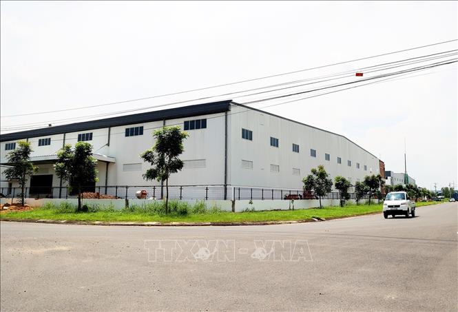 Trong ảnh: Nhà xưởng cho thuê tại khu công nghiệp Tân Đông Hiệp B, thành phố Dĩ An tỉnh Bình Dương. Ảnh: Hồng Đạt - TTXVN
