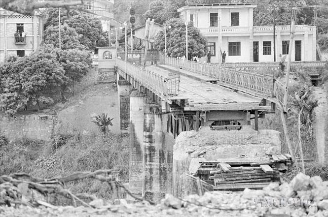 Cầu Hồ Kiều ở thị xã Lào Cai, tỉnh Hoàng Liên Sơn (nay thuộc tỉnh Lào Cai) bị địch dùng thuốc nổ phá sập khi rút lui, cuối tháng 3/1979. Ảnh: Nguyễn Trân - TTXVN