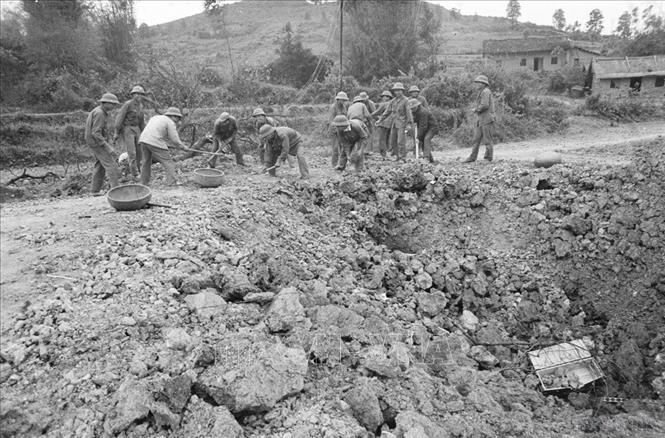 Chiến sĩ công binh Đại đội 3, Tiểu đoàn 15, Đoàn Sông Hồng gỡ mìn và sửa đường để thông xe trên đoạn QL 1A thị xã Lạng Sơn đi Đồng Đăng, ngày 17/2/1979. Ảnh: Hà Việt – TTXVN