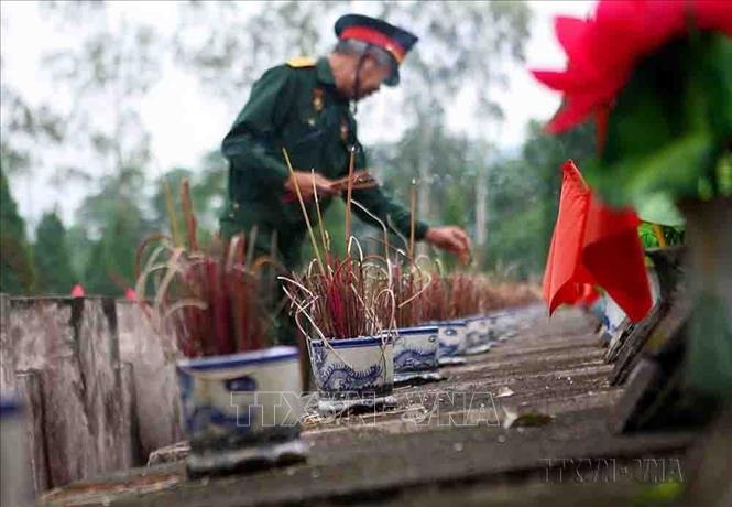 Thắp nén hương thơm tưởng nhớ những đồng đội tại Nghĩa trang liệt sĩ Quốc gia Vị Xuyên (Hà Giang) - 