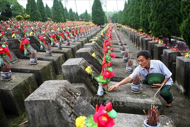 Để bờ cõi biên cương được bình yên, hàng nghìn thanh niên trai tráng, bộ đội, quân và dân ta đã ngã xuống. Những ngôi mộ liệt sĩ “chưa biết tên” đã làm nên tên tuổi của một dân tộc anh hùng. Trong ảnh: Cựu chiến binh trở lại Nghĩa trang liệt sĩ Quốc gia Vị Xuyên (Hà Giang), thắp nén hương thơm tưởng nhớ những người đồng đội đã hy sinh. Ảnh: Thanh Tùng-TTXVN