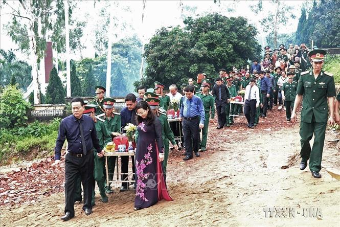 Hàng nghìn thanh niên trai tráng, bộ đội, quân và dân ta đã ngã xuống trong Cuộc chiến đấu bảo vệ biên giới phía Bắc để bờ cõi biên cương được bình yên, để Tổ quốc không còn chiến tranh, máu, nước mắt và đau thương. Trong ảnh: Lễ truy điệu, an táng hài cốt các liệt sĩ tại Nghĩa trang liệt sĩ Quốc gia Vị Xuyên, Hà Giang (11/7/2017). Ảnh: Minh Tâm-TTXVN