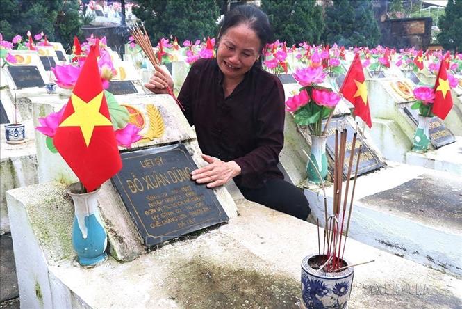 Thân nhân liệt sĩ hy sinh trong Cuộc chiến đấu bảo vệ biên giới phía Bắc đến thắp hương tại Nghĩa trang liệt sĩ Quốc gia Vị Xuyên, Hà Giang (11/7/2017). Ảnh: Minh Tâm-TTXVN