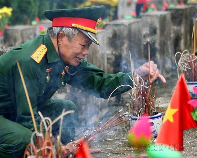 Người cựu chiến binh tham gia Cuộc chiến đấu bảo vệ biên giới phía Bắc ở mặt trận Vị Xuyên năm xưa, trở lại Nghĩa trang liệt sĩ Quốc gia Vị Xuyên để thắp nén hương tưởng nhớ những người đồng đội đã hy sinh. Ảnh: Thanh Tùng-TTXVN