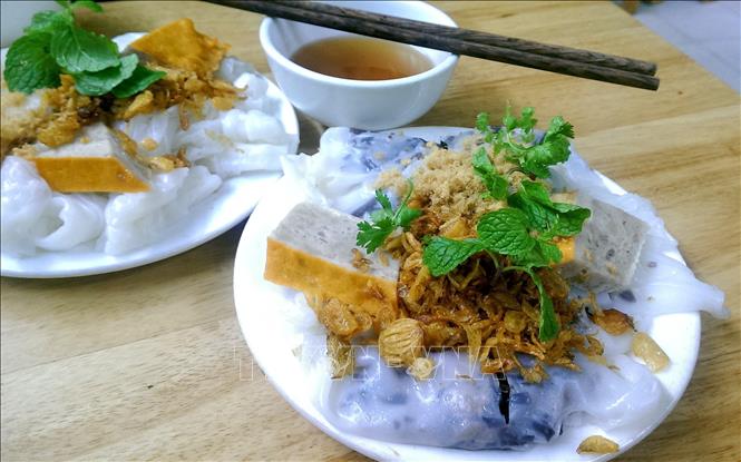 Banh cuon impressed diners with its special cooking style and the harmony of flavours from its ingredients: minced pork and wood ear mushrooms are rolled in a thin rice sheet, served with dipping sauce. VNA Photo: Phạm Hậu 