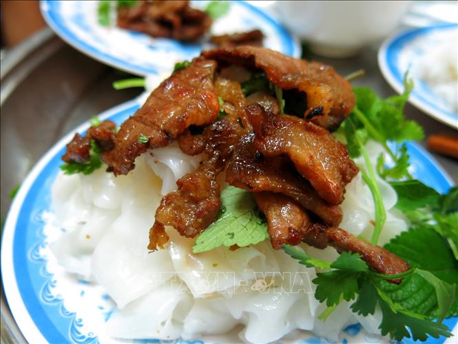 Banh cuon could also be served with roast pork and various herbs. VNA Photo: Phạm Hậu