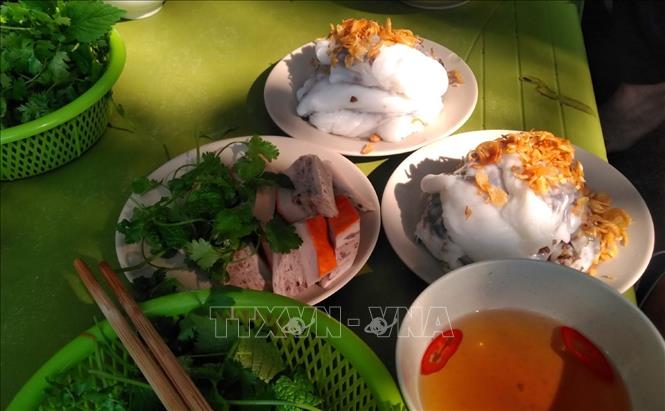 The sauce served with banh cuon is fish sauce mixed with sugar, water (to lessen the saltiness), chilli and vinegar. VNA Photo: Phạm Hậu